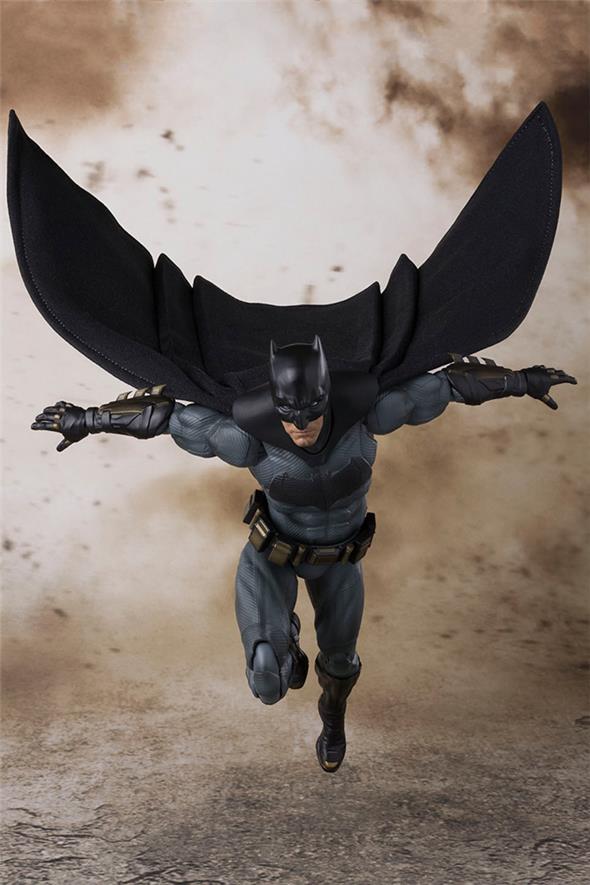 S.H. FIGUARTS - JUSTICE LEAGUE BATMAN