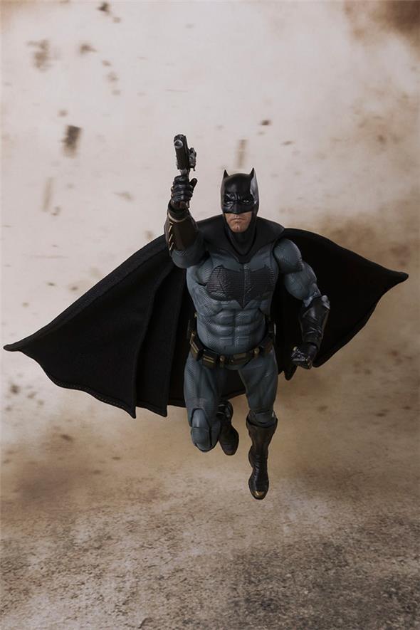 S.H. FIGUARTS - JUSTICE LEAGUE BATMAN