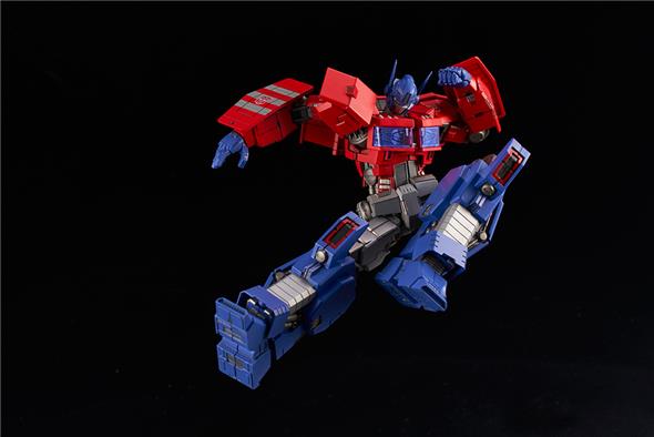 TRANSFORMERS OPTIMUS PRIME IDW MODEL KIT
