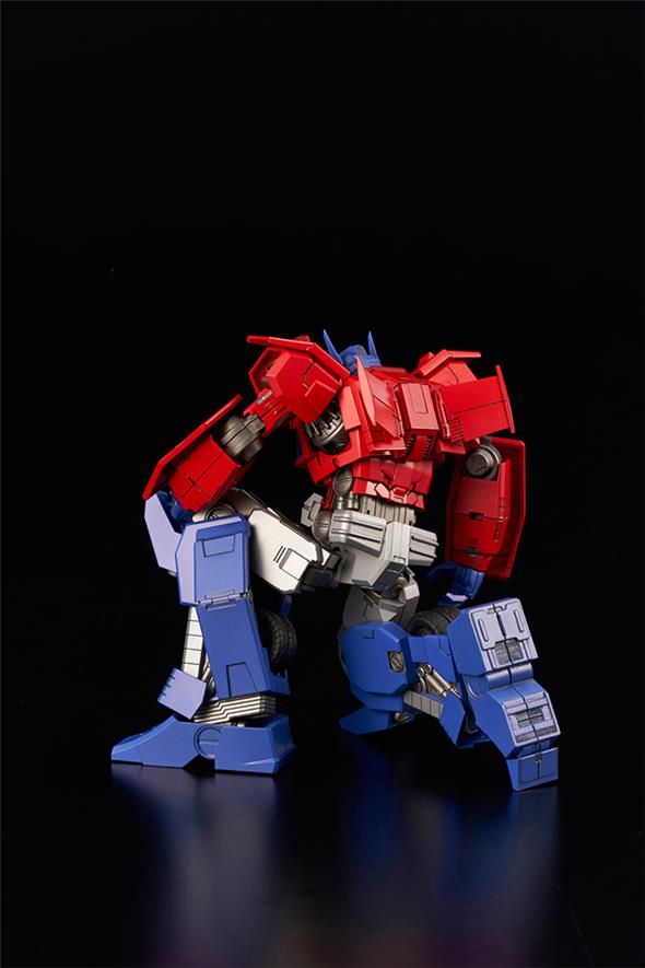 TRANSFORMERS OPTIMUS PRIME IDW MODEL KIT