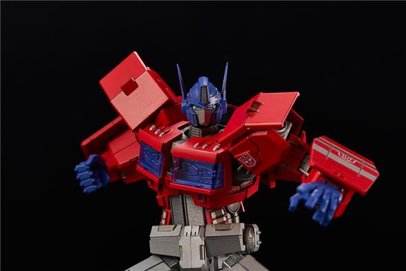 TRANSFORMERS OPTIMUS PRIME IDW MODEL KIT