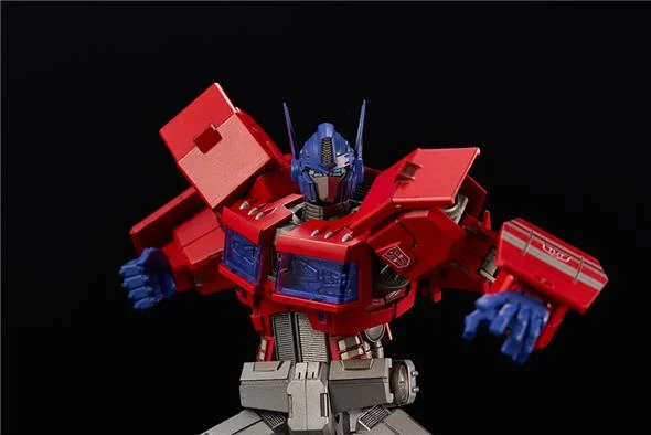 TRANSFORMERS OPTIMUS PRIME IDW MODEL KIT