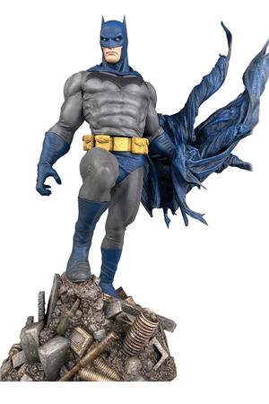 DC GALLERY - BATMAN DEFIANT STATUE