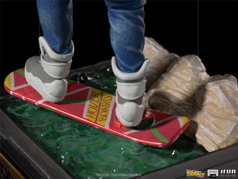 1/10 IRON STUDIOS - BTTF 2 MARTY MCFLY ON HOVERBOARD