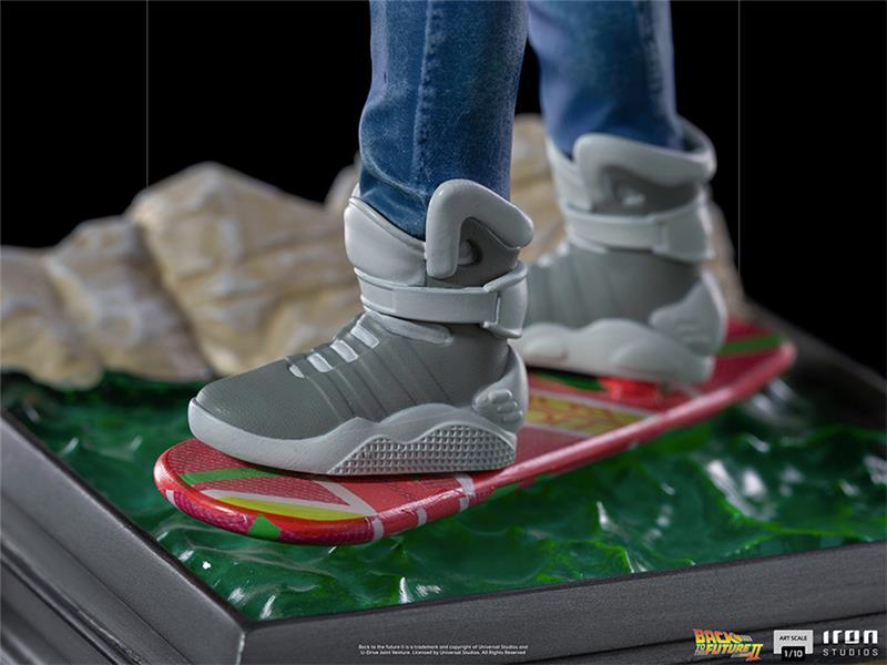 1/10 IRON STUDIOS - BTTF 2 MARTY MCFLY ON HOVERBOARD