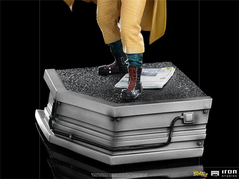1/10 IRON STUDIOS - BTTF 2 DOC BROWN IN ALLEY ART STATUE