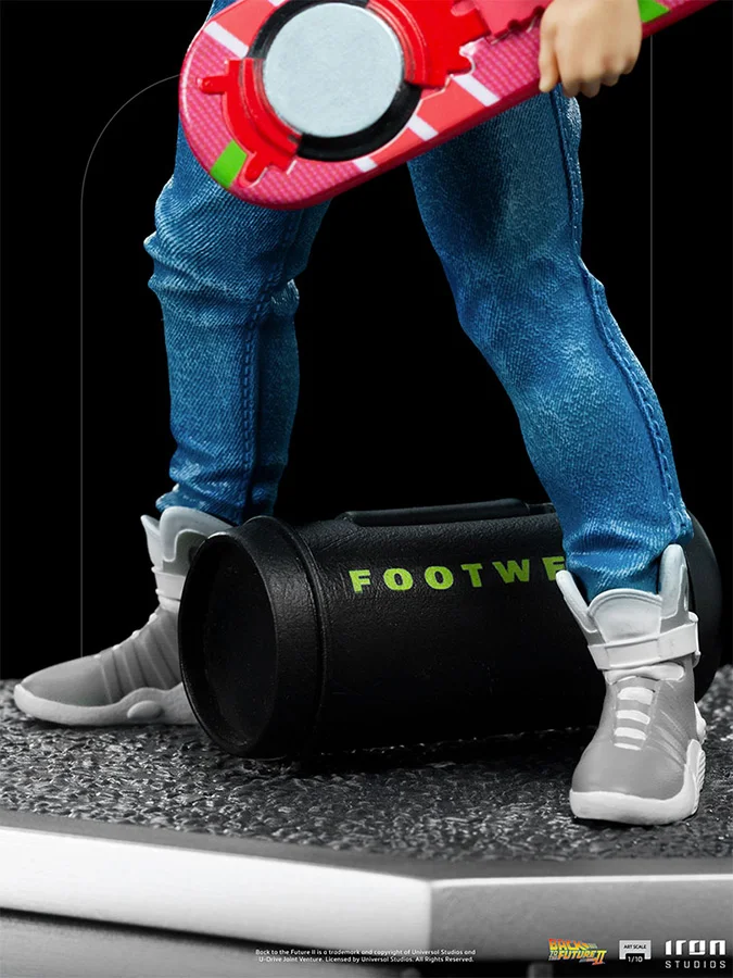 1/10 IRON STUDIOS - BTTF 2 MARTY MCFLY IN ALLEY ART STATUE