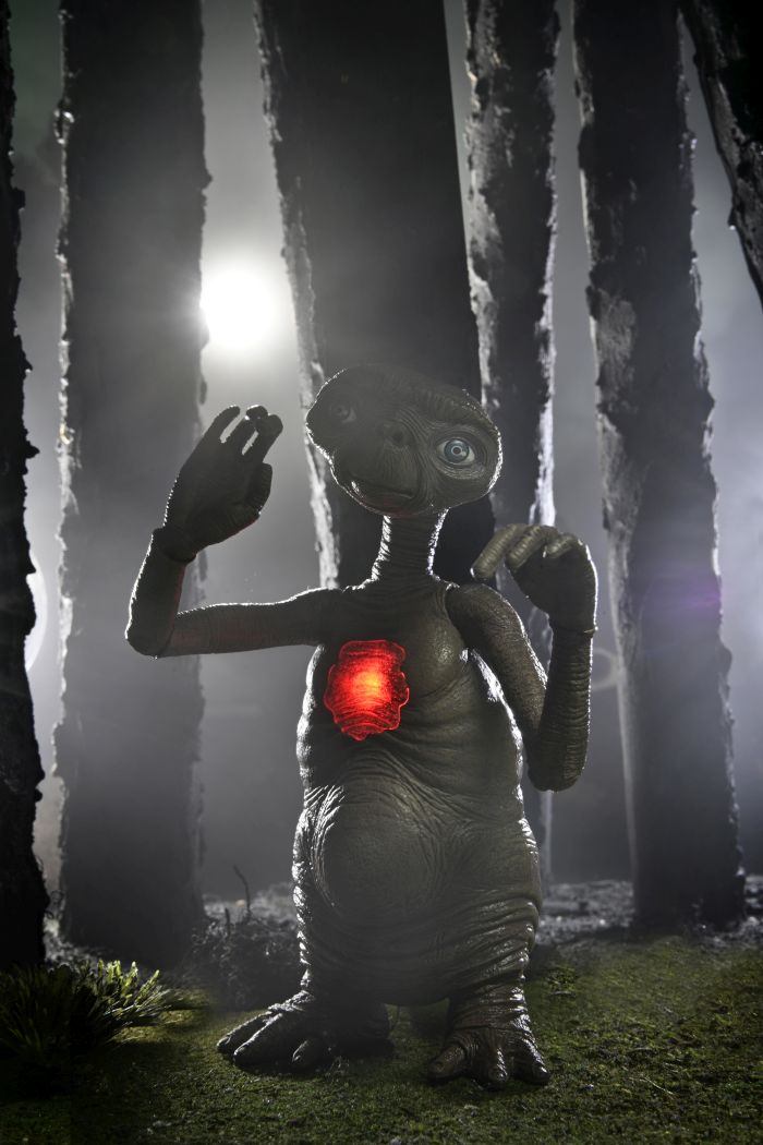NECA - E.T. 40TH ANNIVERSARY DLX LED CHEST