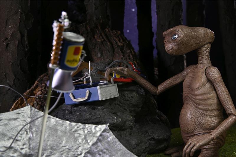 NECA - E.T. 40TH ANNIVERSARY DLX LED CHEST
