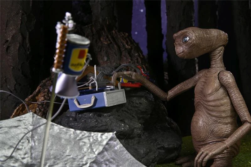 NECA - E.T. 40TH ANNIVERSARY DLX LED CHEST