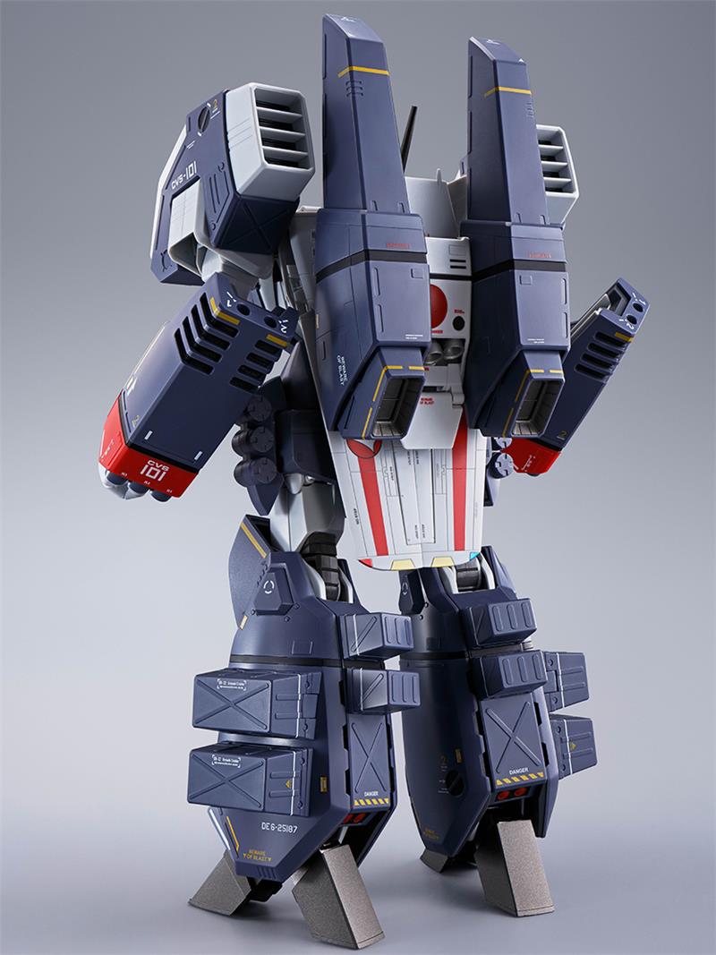 BANDAI DX CHOGOKIN MACROSS - VF-1J ARMORED VALKIRYE