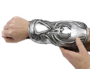 neca-assassin-creed-2-ezio-hidden-blade-role-play-gauntlet-replica
