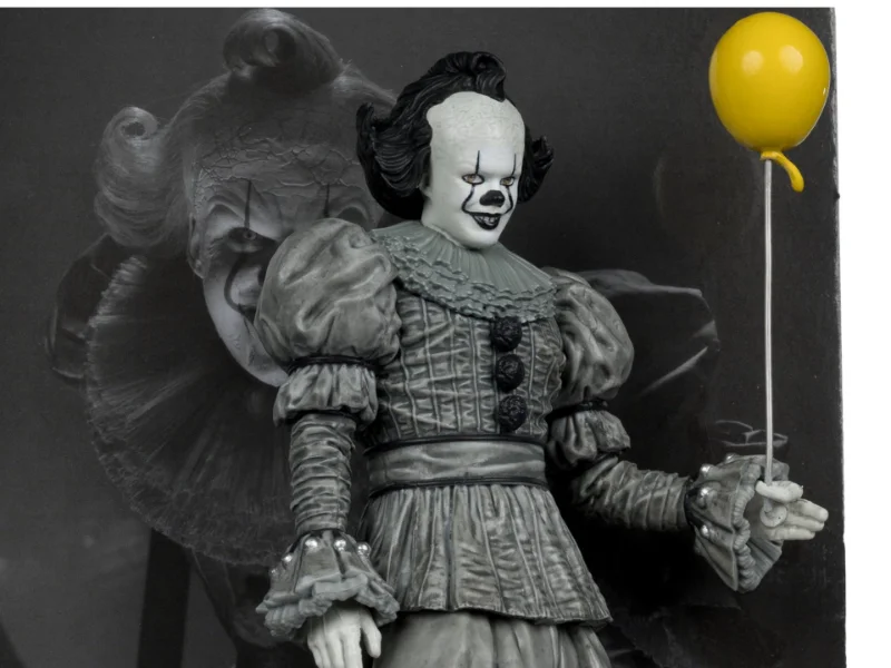 MOVIE MANIACS 6INCH POSED WELCOME TO DERRY WV2 PENNYWISE BLACK&WHITE