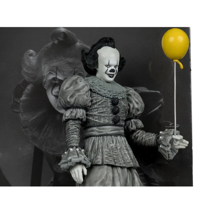 MOVIE MANIACS 6INCH POSED WELCOME TO DERRY WV2 PENNYWISE BLACK&WHITE