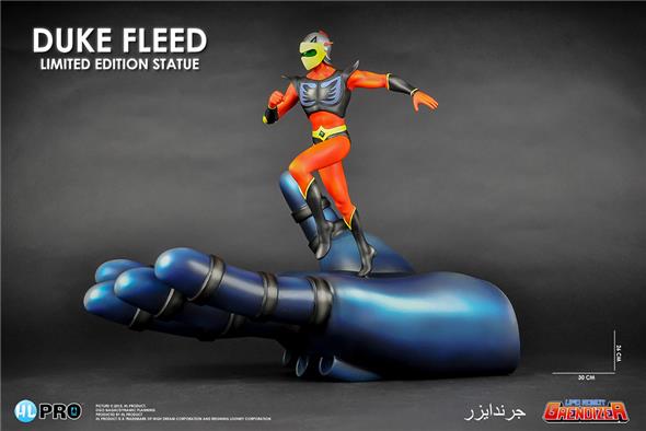 UFO ROBOT GRENDIZER DUKE FLLED IN GRENDIZER HAND
