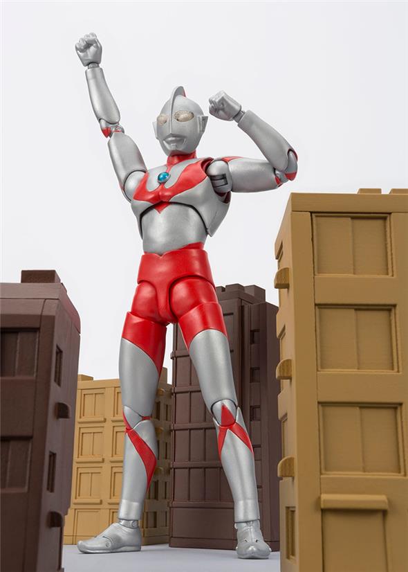 S.H. FIGUARTS ULTRAMAN 50TH ANN. WITH BUILDING DLX