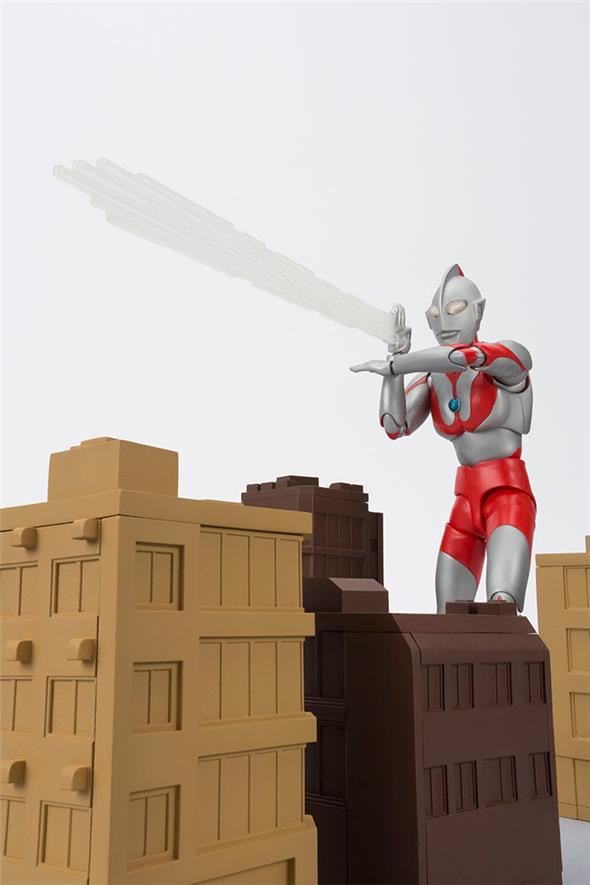 S.H. FIGUARTS ULTRAMAN 50TH ANN. WITH BUILDING DLX