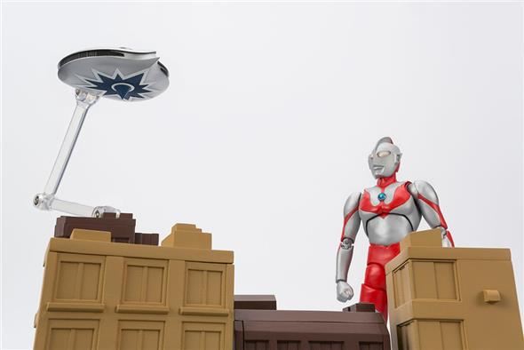 S.H. FIGUARTS ULTRAMAN 50TH ANN. WITH BUILDING DLX