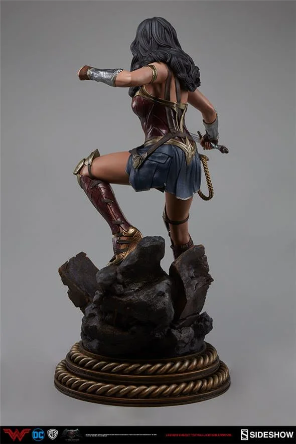 BATMAN V SUPERMAN - WONDER WOMAN PREMIUM FORMAT FIGURE