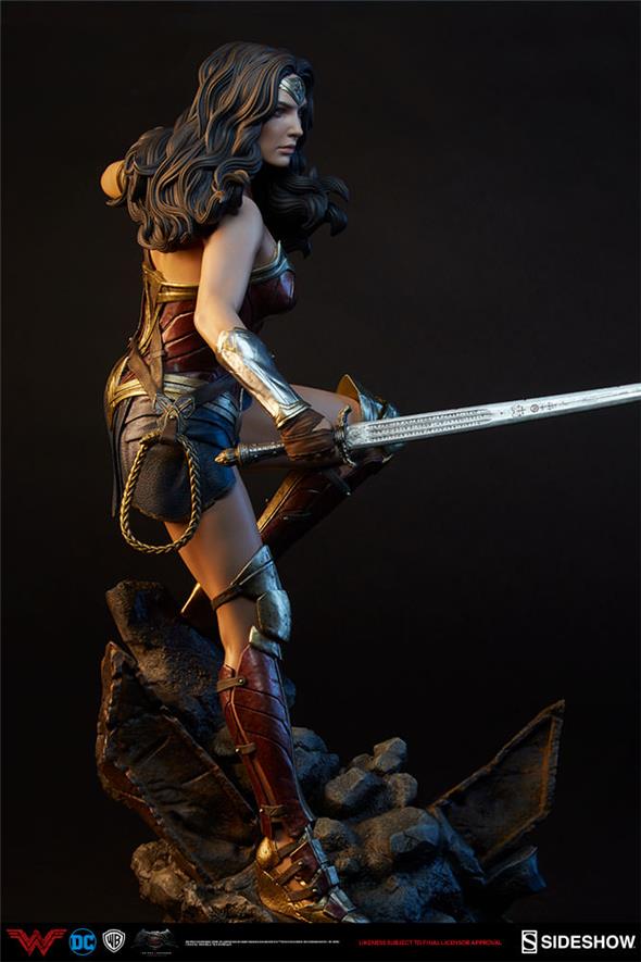 BATMAN V SUPERMAN - WONDER WOMAN PREMIUM FORMAT FIGURE